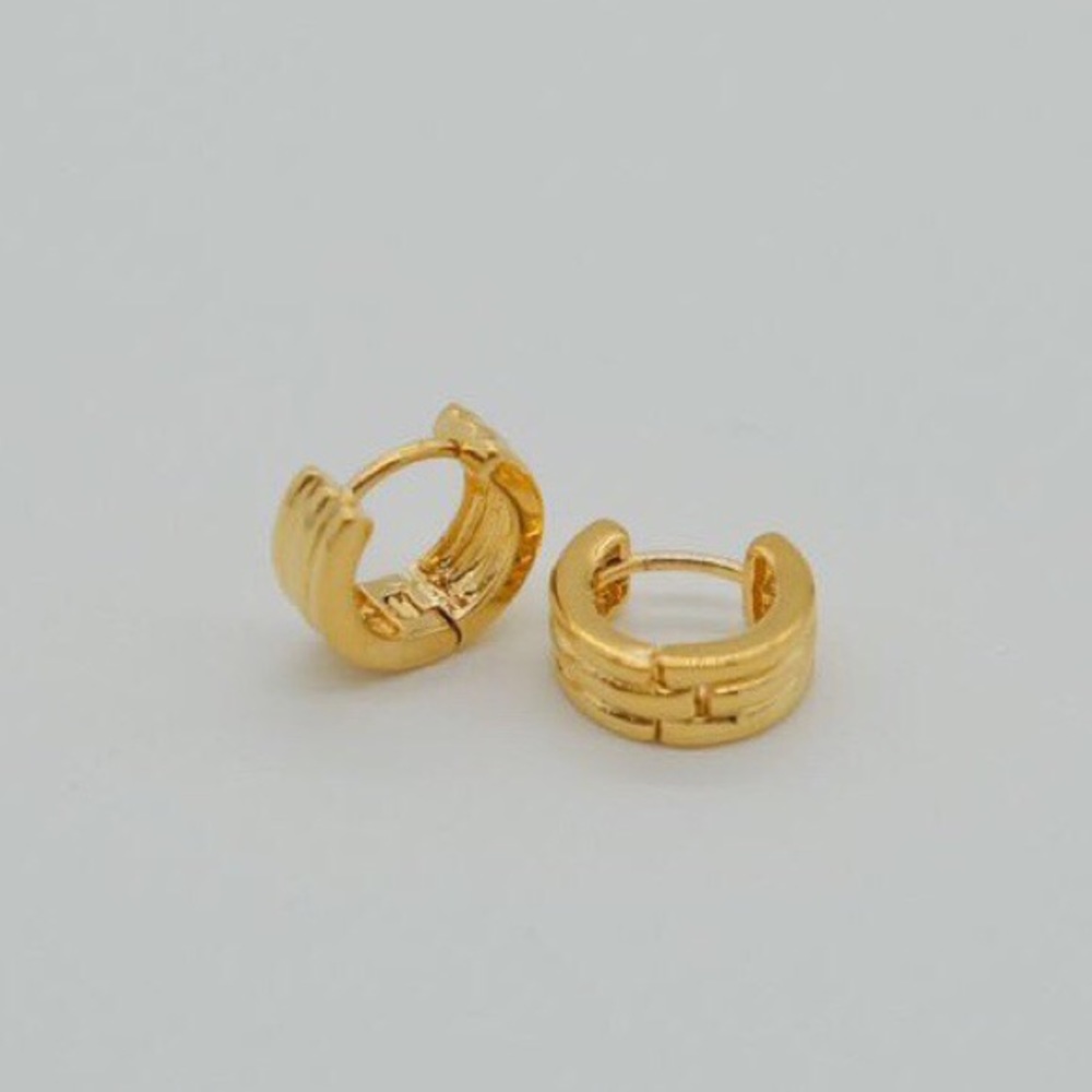 LAST ONE!!💕Mini Jordan Huggie Hoops Earring - Picture 3 of 7